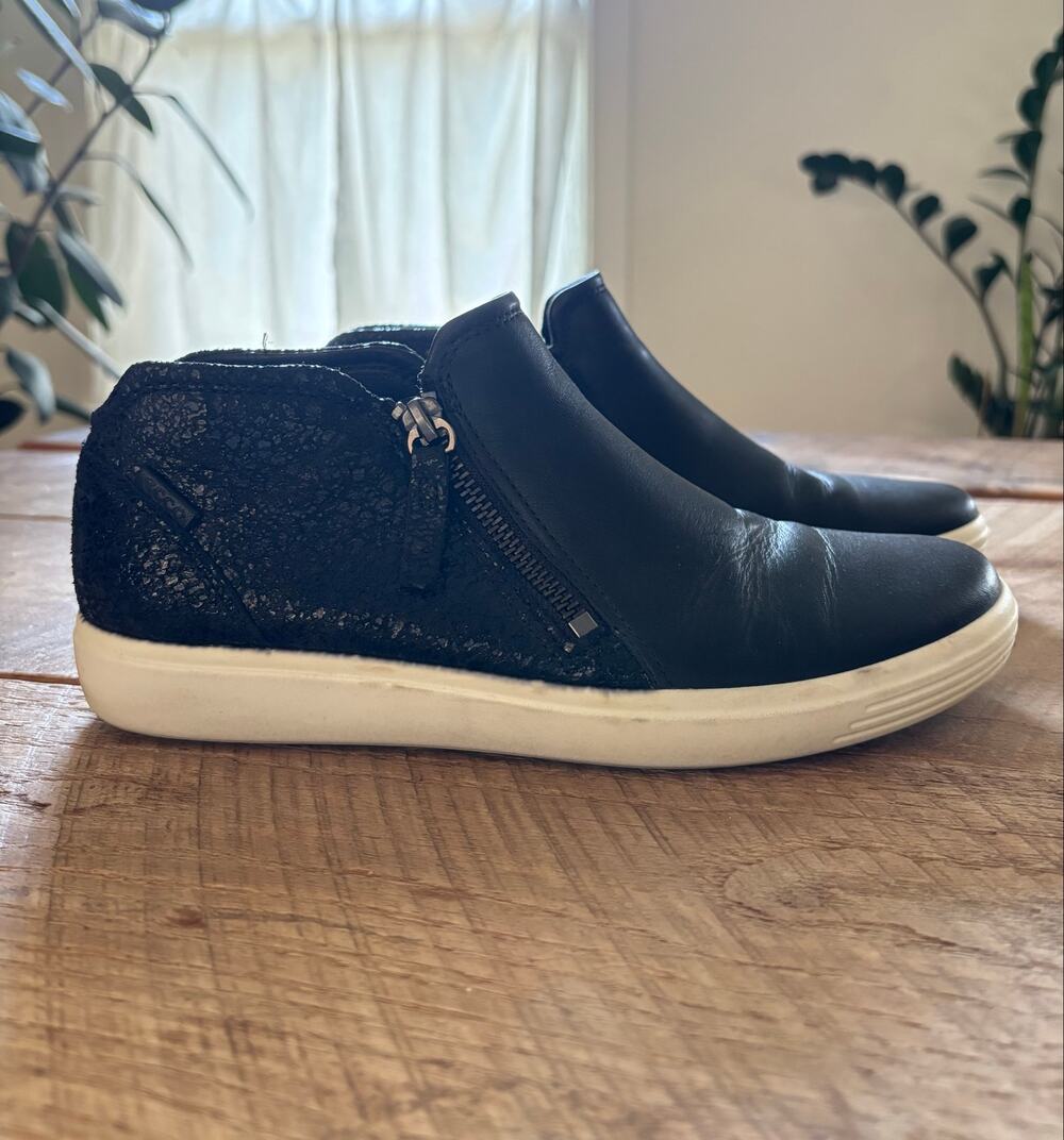 Ecco Soft Size 7 Mid-Top Sneaker Black Low-Cut Side Zip Bootie